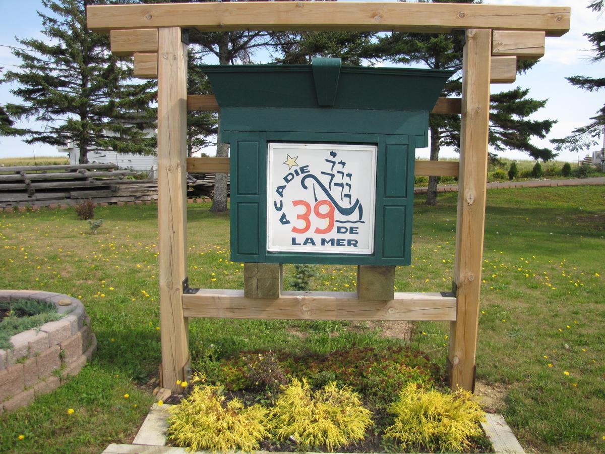 Le Phare Des Dunes Tracadie Exteriör bild